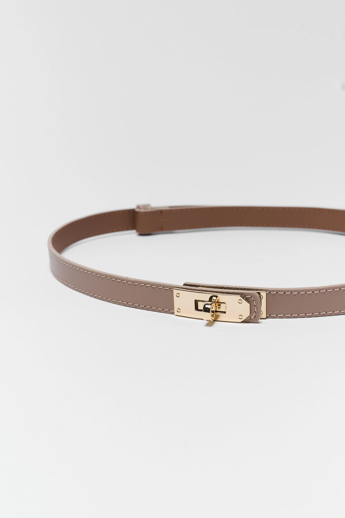 Tan Faux Leather Piper Belt Gold Twist Clasp Hardware Detail - Close Up | Avara