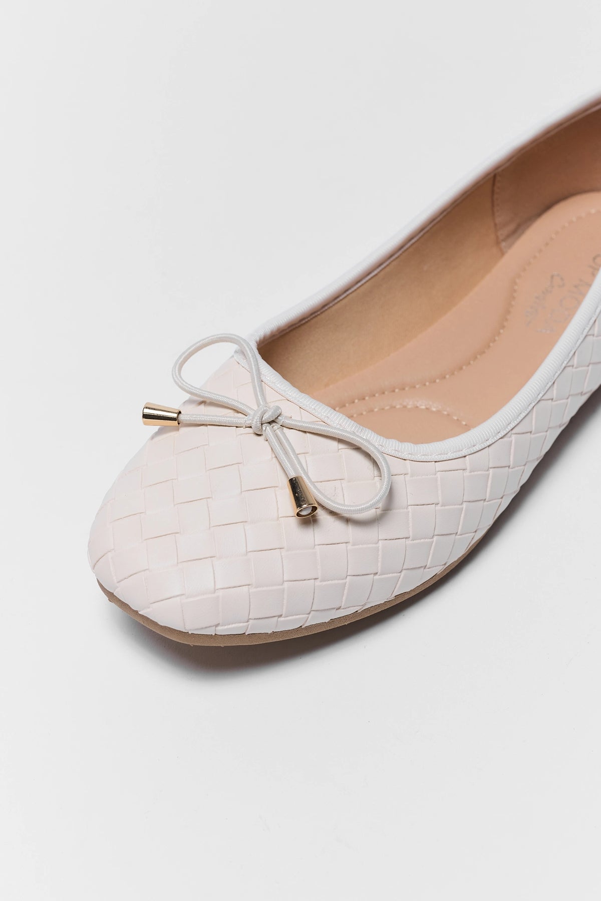 White woven flat toe box close-up with gold-tipped bow - Front Detail | Avara