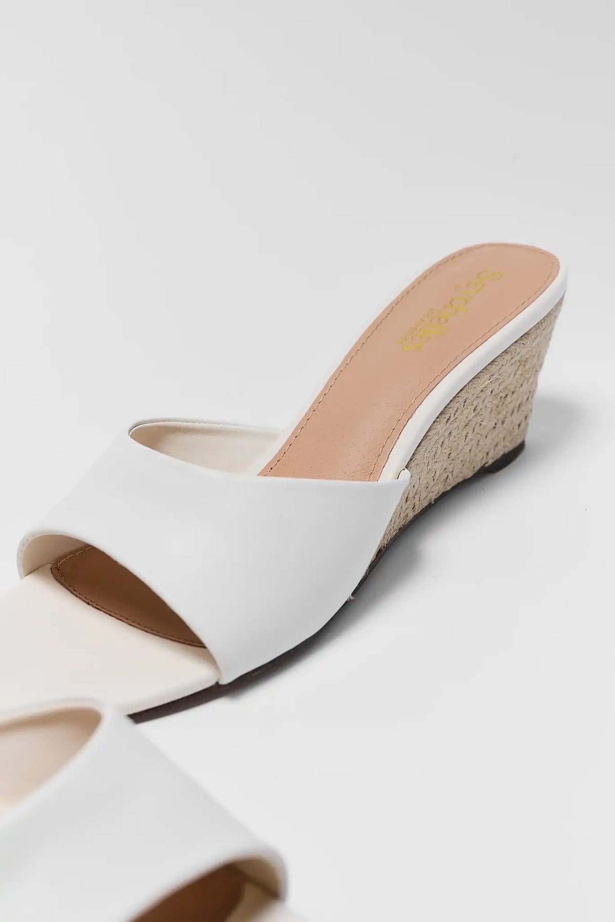 Cream wedge sandal with woven espadrille heel and open toe - Close-Up Detail | Avara
