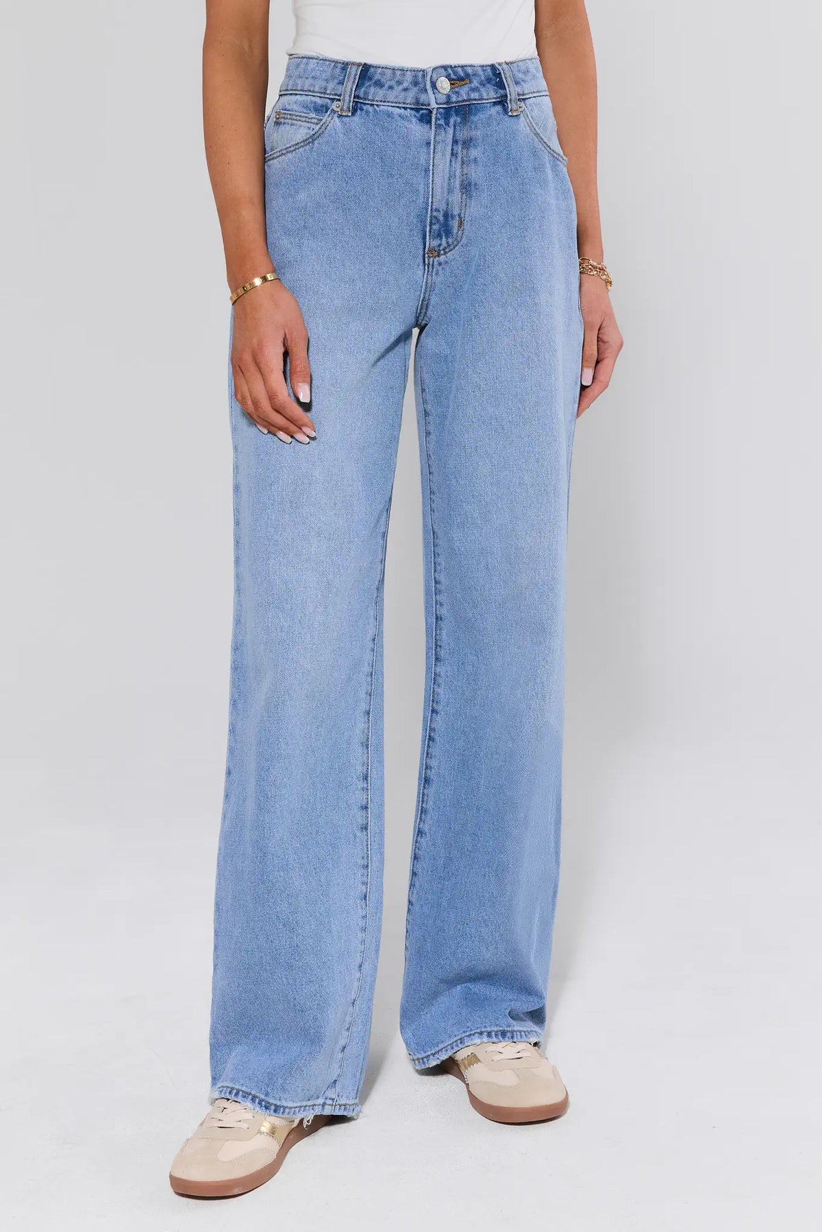 Rolla's Kate Light Wash Wide Leg Jeans - Front View, Hip-Sit Waist | Avara
