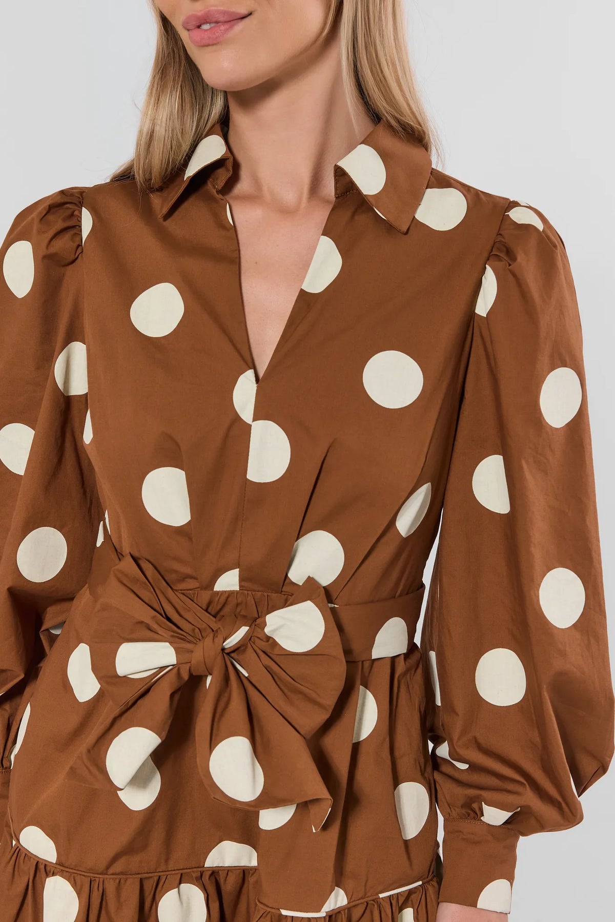 Brown Polka Dot Short Dress - Bow Waist & V-Neckline Close-Up Detail | Avara