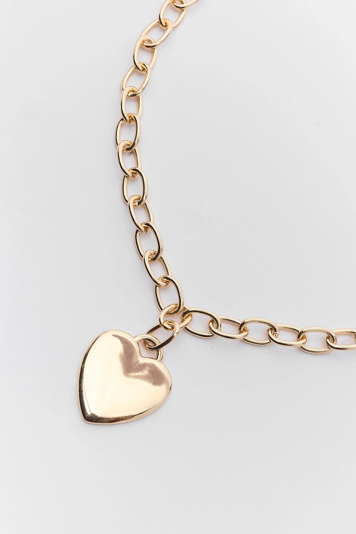 Gold Heart Pendant Chain Necklace - Close-Up Detail | Avara