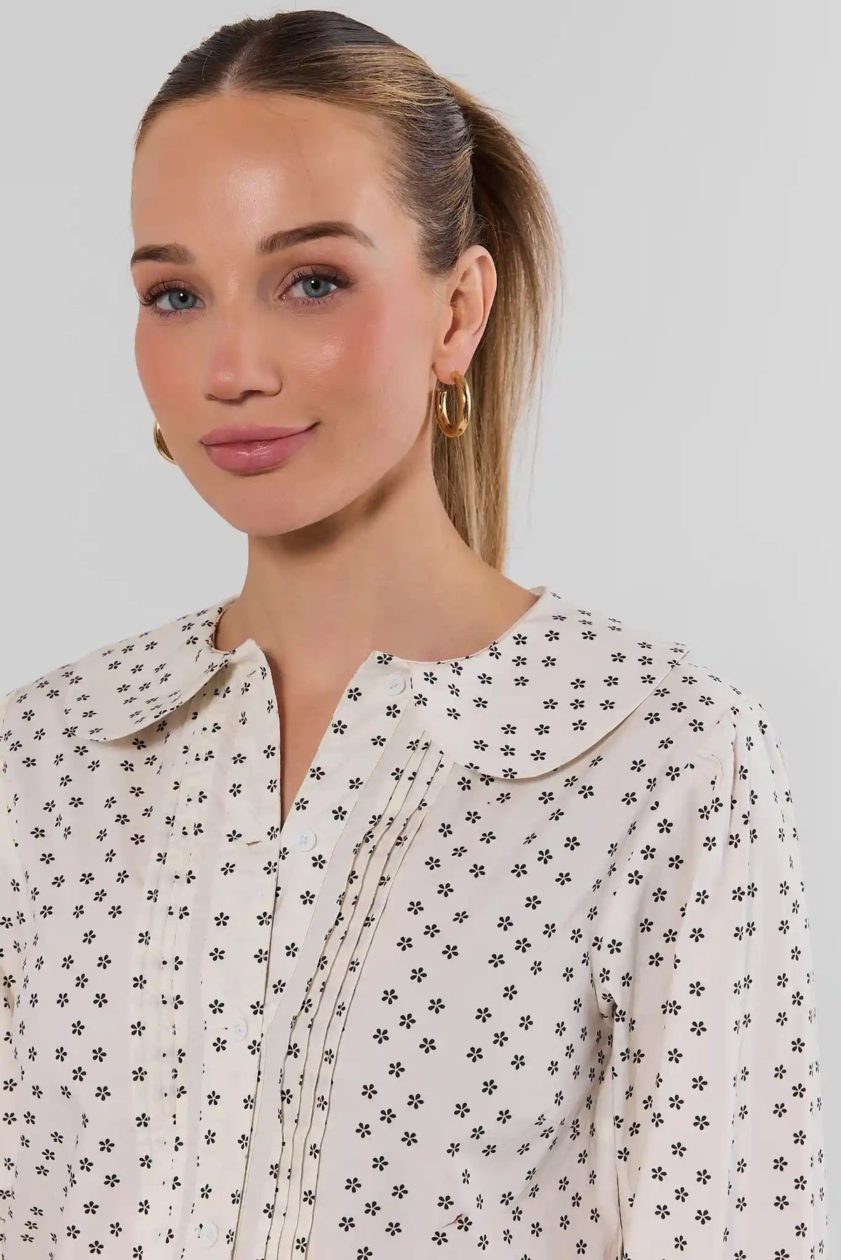 White Floral Print Peter Pan Collar Top - Collar & Neckline Close-Up | Avara